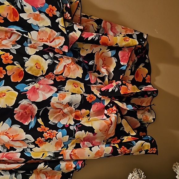 Floral Bell Short Sleeved Blouse - Picture 3 of 5